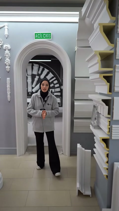 Sunucu kemerli geçitte farklı profil gruplarını ayakta açıklıyor.