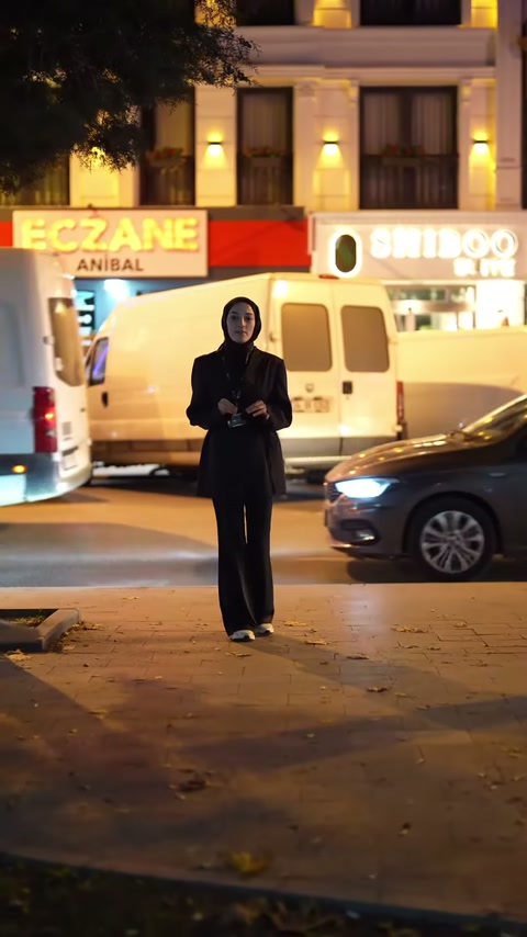 Sunucu, gece aydınlatılan kat silmeleri ve pencere çevrelerini işaret ediyor.
