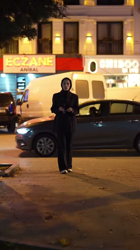 Tamamlanmış yapının sıcak ışıklarla vurgulanan dekoratif cephesi sunucunun arkasında yer alıyor.