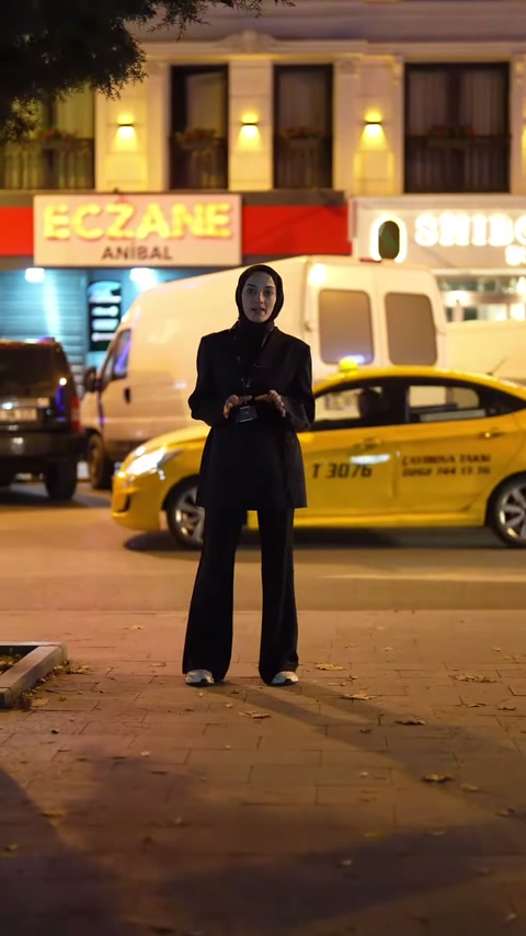 Gece görünümünde dekoratif kat bantları sunucunun arkasında aydınlatılıyor.