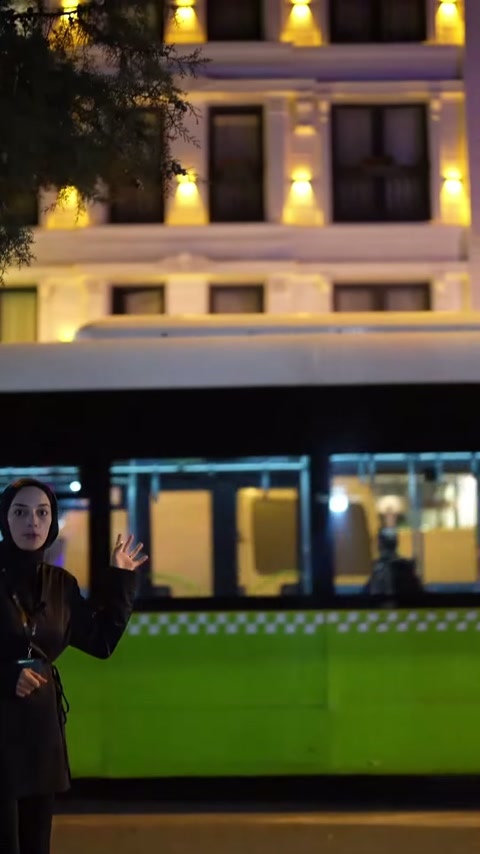 Gece cephesinin pencere çevreleri, otobüs geçişi sırasında üstte görünüyor.