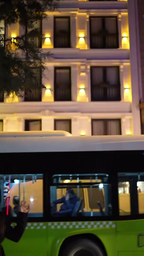 Otobüs alt bölümü kapatırken ışıklı kat silmeleri üst cephede izleniyor.