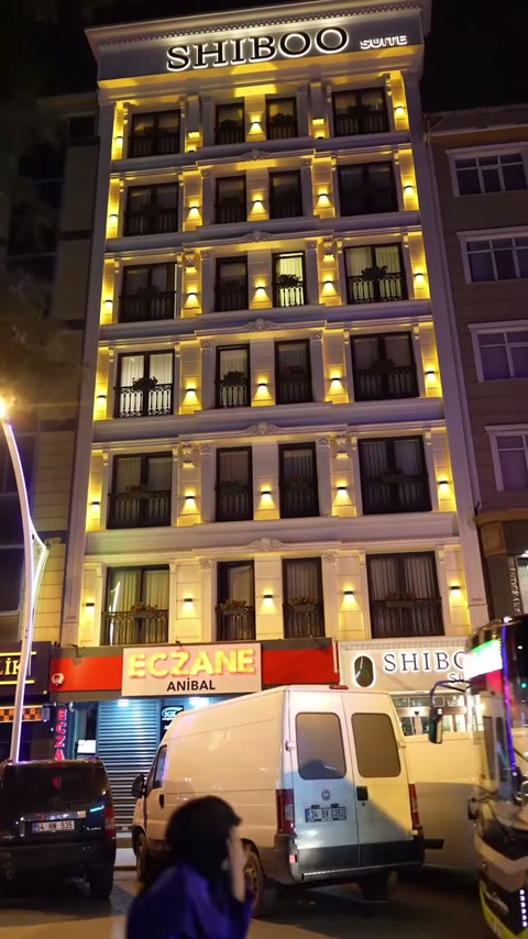 Bina cephesindeki dikey pilasterler ve yatay silmeler sıcak ışıklarla belirginleşiyor.