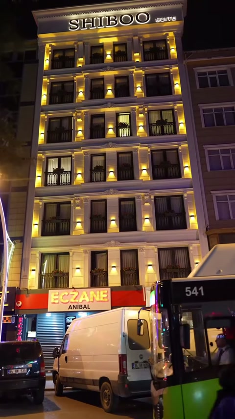 Altından araçlar geçerken tamamlanmış dekoratif cephe bütünüyle görüntüleniyor.
