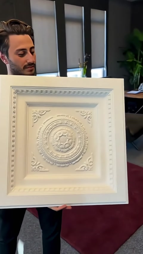 Kare tavan panelinin simetrik çerçevesi ve bezemeleri önden görülüyor