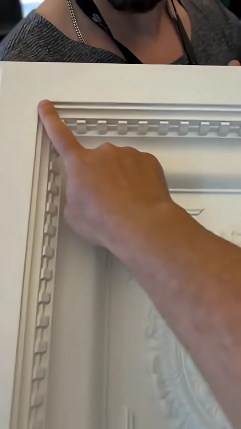 Panel çerçevesindeki sıralı kabartma süslemeler yakından gösteriliyor