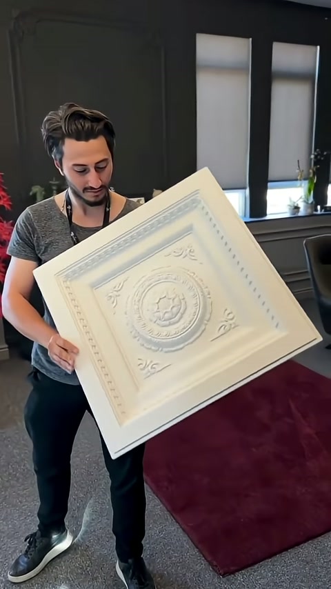 Eğik tutulan kaset panelde köşe motifleri ve yuvarlak göbek görülüyor.