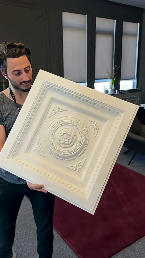 Kabartmalı panel kameraya yaklaştırılarak bezeme derinlikleri görünür kılınıyor.