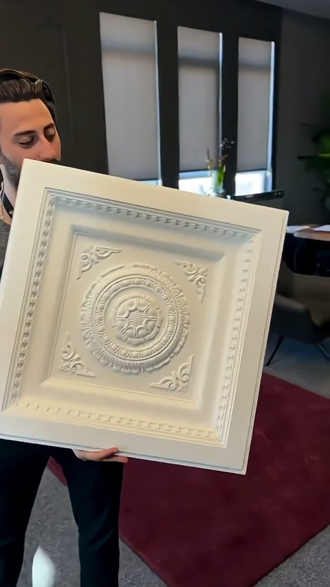 Panel kadrajı doldururken iç bordür ve köşe süsleri öne çıkıyor.