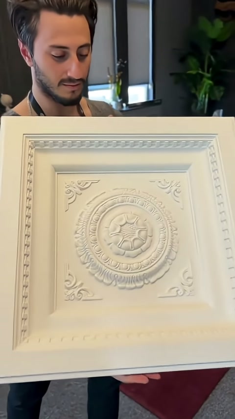 Kare kasetin üst bordürü, köşe desenleri ve göbek kompozisyonu seçiliyor.
