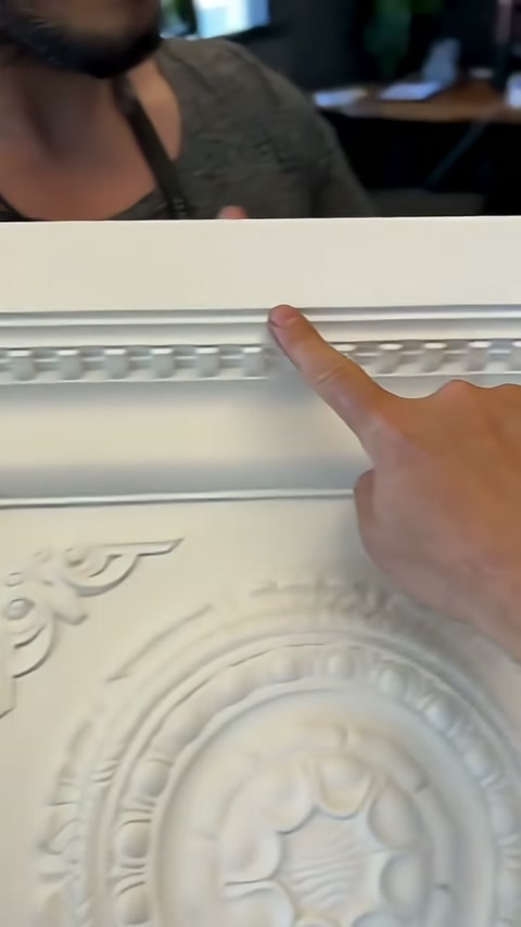 Yakın planda parmak, kare panelin kademeli üst profilini gösteriyor.