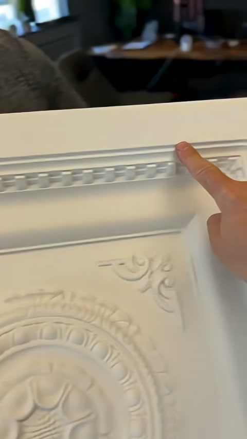 Panelin düz dış kenarı ve boncuk dizili iç bordürü karşılaştırılıyor.
