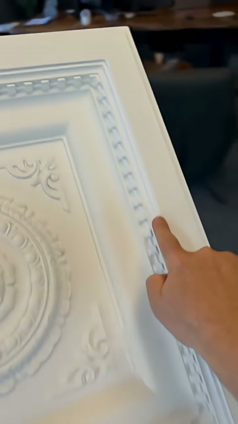 Parmak panelin sağ tarafındaki ince kabartma şeridini takip ediyor.