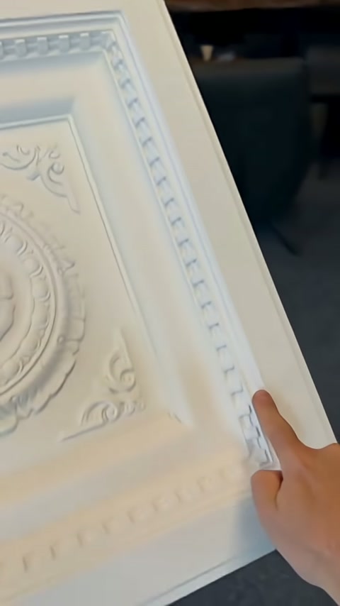 Kaset panelin yan çerçevesindeki tekrarlanan süs dizisi yakından belirtiliyor.