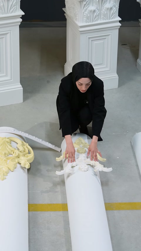 Beyaz süsleme silindirik gövdeye bastırılarak eğime uyarlanıyor.