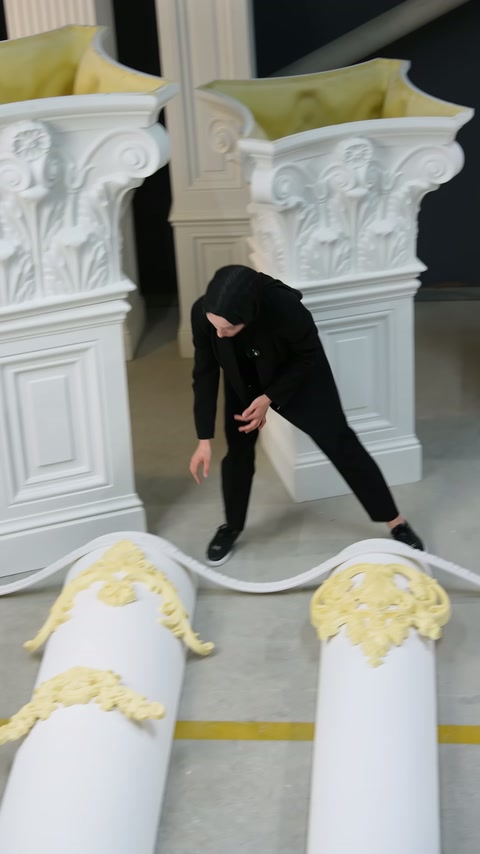 Uygulayıcı sütun örnekleri arasında uzun esnek profillere uzanıyor.