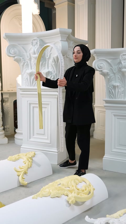 Sarı ve beyaz profiller sütunların önünde paralel yaylar oluşturuyor.