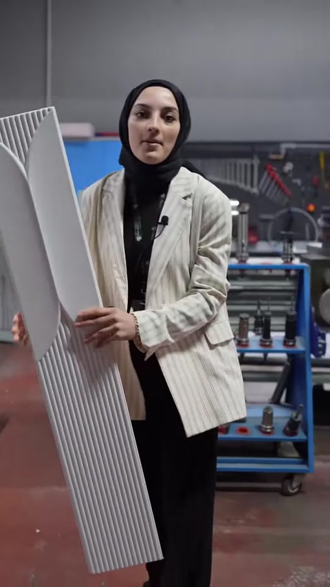 Çizgili ve kavisli desenlere sahip beyaz 3D panel sergileniyor