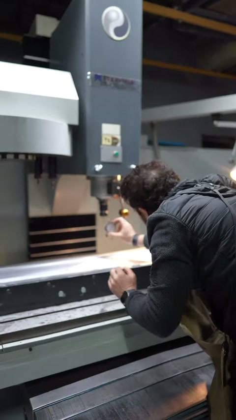 Panelin işlenmiş kanalları operatör tarafından elle kontrol ediliyor