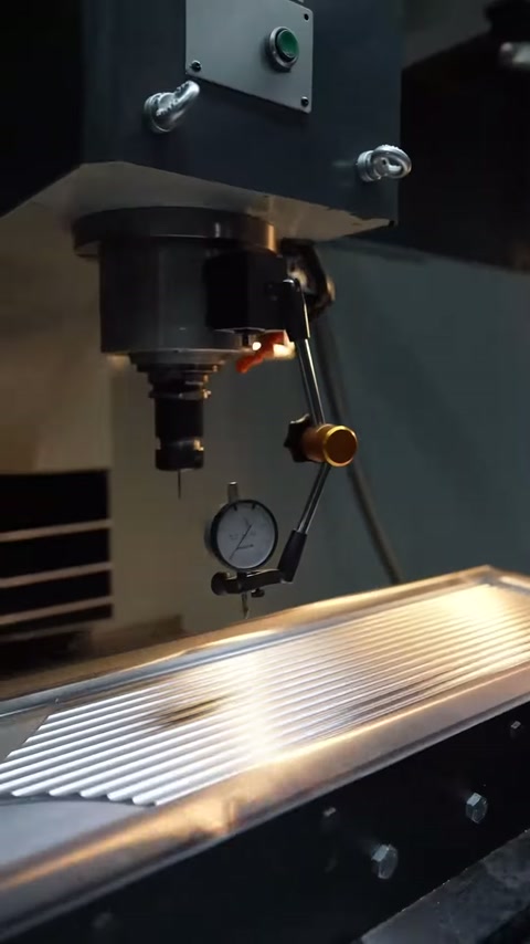 Kadranlı ölçüm cihazı çizgili panel yüzeyinin üzerinde konumlandırılıyor