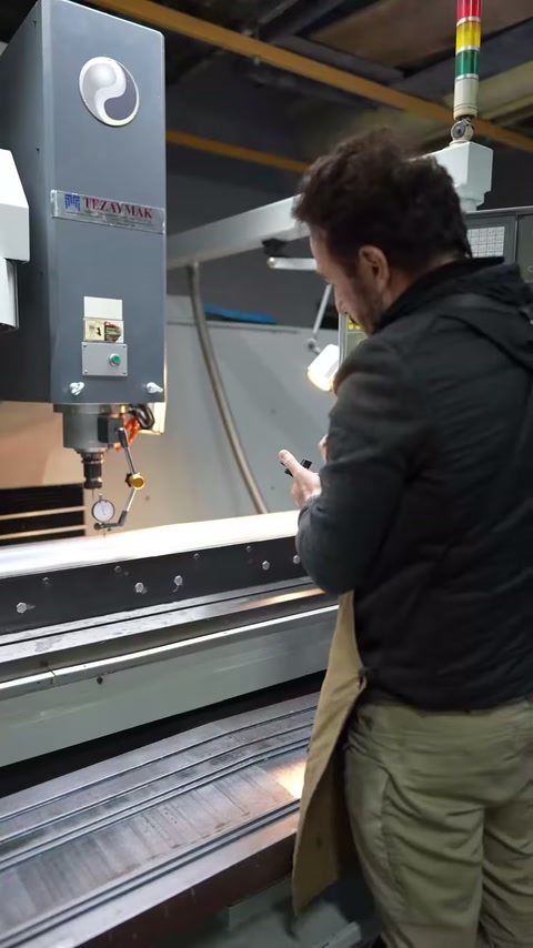 Operatör ölçüm sonucunu tezgâh başında dikkatle değerlendiriyor