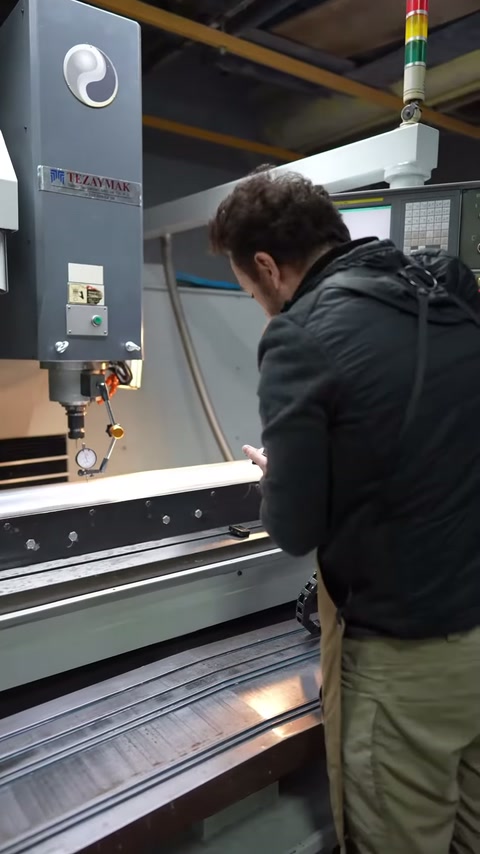 Panelin kanal yapısı operatör tarafından ölçüm cihazıyla taranıyor