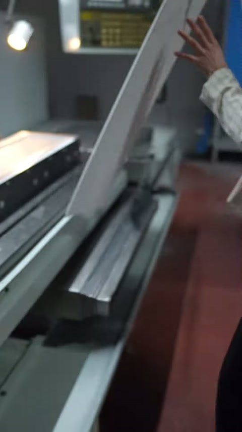 Sunucu iki farklı beyaz dekoratif panel örneğini atölyede tanıtıyor