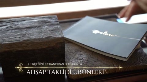 Masa üzerinde ahşap dokulu poliüretan kiriş ve ürün kataloğu görülüyor.