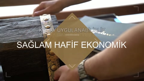 Dekoratif metal şerit, kirişin eni boyunca elle konumlandırılıyor.