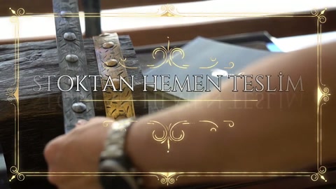 Uygulayıcı, kabartmalı şeridi kiriş üzerinde alet yardımıyla işliyor.