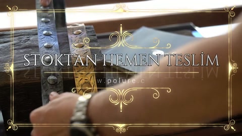El aletiyle metal şeridin bağlantı noktalarına sırayla müdahale ediliyor.