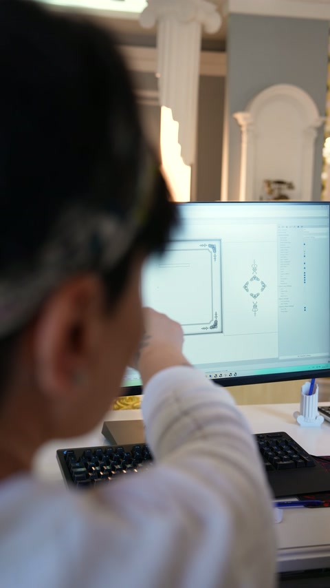 Bilgisayar monitöründe dekoratif duvar çerçevesinin teknik çizimi inceleniyor.