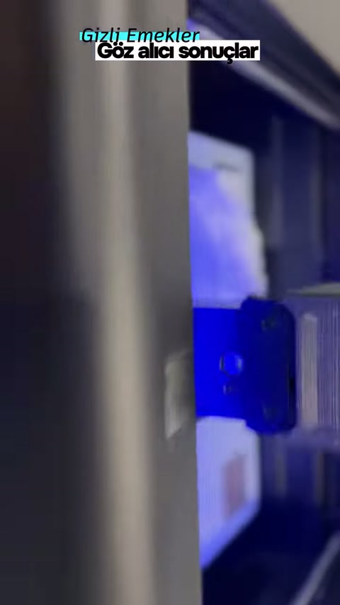Tarama bölümündeki dikey parça, mavi aydınlatma altında inceleniyor