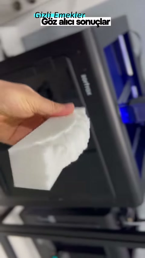 Kavisli süsleme parçasının çıkıntılı profili avuç içinde sergileniyor