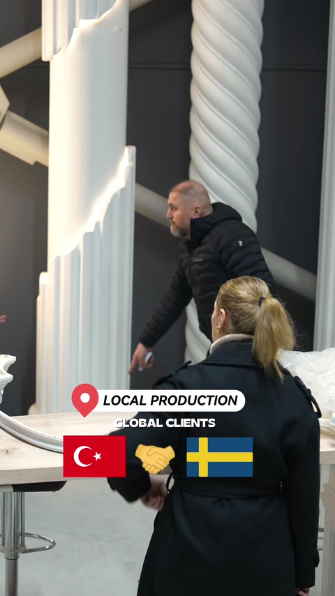 Burgu desenli sütun ile yivli pilaster detayları yakından görülüyor
