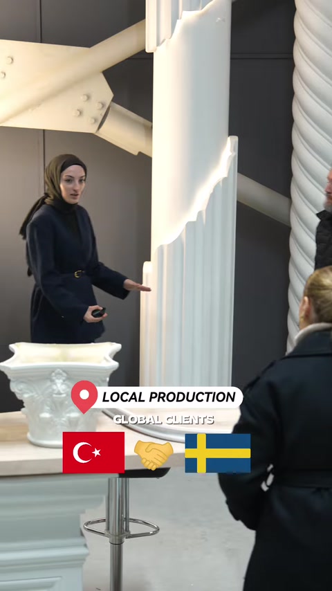 Yivli pilaster modeli önünde ürün özellikleri müşterilere aktarılıyor