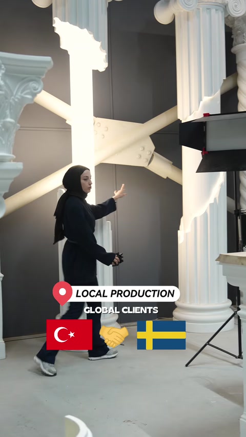 Merdiven altındaki pilaster ve dekoratif profil uygulaması gösteriliyor