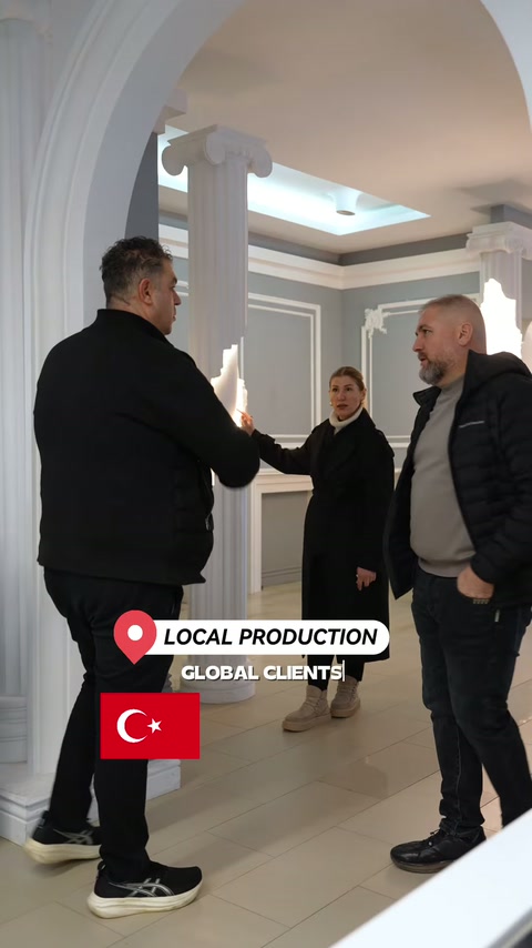 Kemerli showroom alanında beyaz sütun uygulamaları ziyaretçilere tanıtılıyor