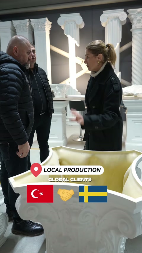Kıvrımlı motiflerle bezeli büyük profil parçası hakkında bilgi veriliyor