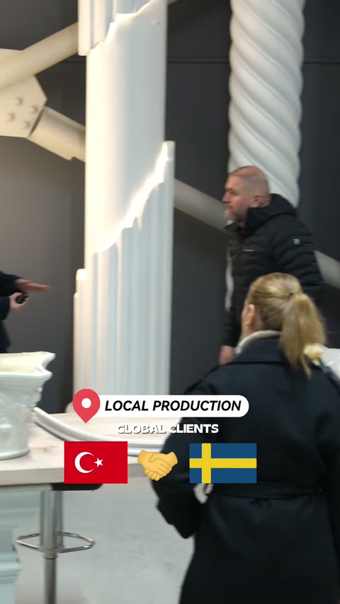 Ziyaretçiler yüksek dekoratif kolon örneklerini sergileme alanında karşılaştırıyor