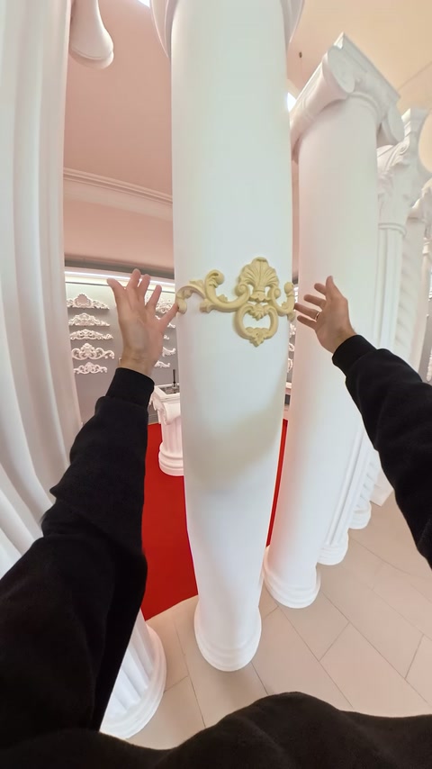 Simetrik bezeme düz pilaster yüzeyinde merkezlenerek yakından gösteriliyor