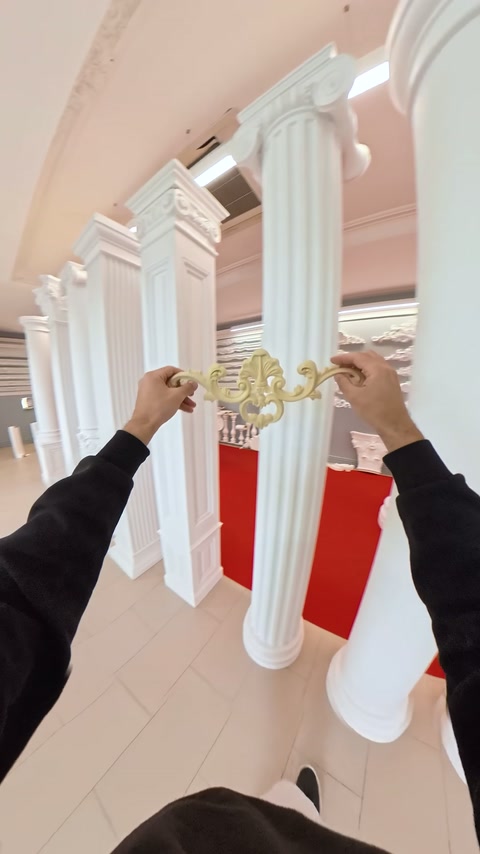 Altın aplik sütundan ayrılarak diğer pilasterlerin yanında inceleniyor