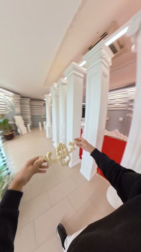 Elde taşınan bezeme, sütun sıraları ve kırmızı halıyla görülüyor