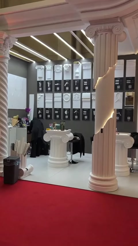 Yivli sütunlar ve kavisli dekoratif elemanlarla hazırlanan sergi alanı
