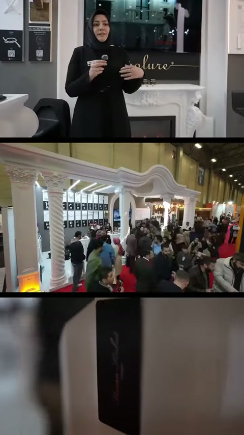Sunucu, sütunlu fuar standını kalabalık ziyaretçi alanında tanıtıyor