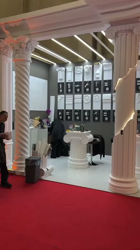 Burmalı ve yivli sütunlar, kavisli tavan profilleriyle birlikte sergileniyor