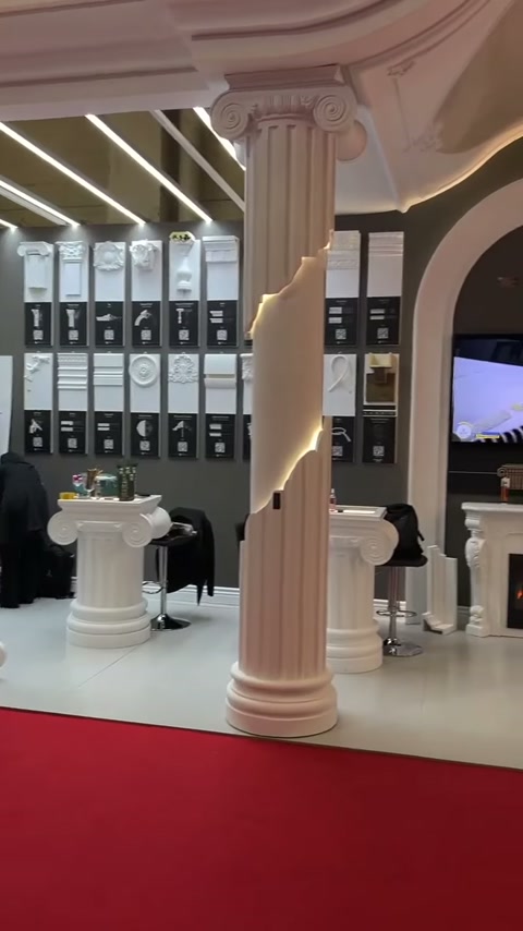 Klasik başlıklı sütunlar, kaideler ve katmanlı tavan süslemeleri öne çıkıyor