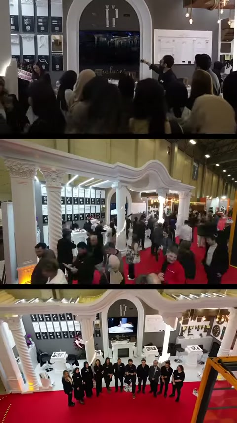 Stand ekibi dekoratif sütunların arasında sıralanırken fuar alanı yukarıdan görülüyor