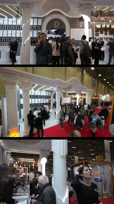 Ziyaretçiler beyaz sütunlu girişte buluşurken kalabalık koridor hareketleniyor