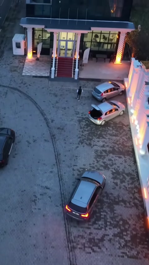 Giriş yapısı ile bina cephesinin yukarıdan birlikte görünümü